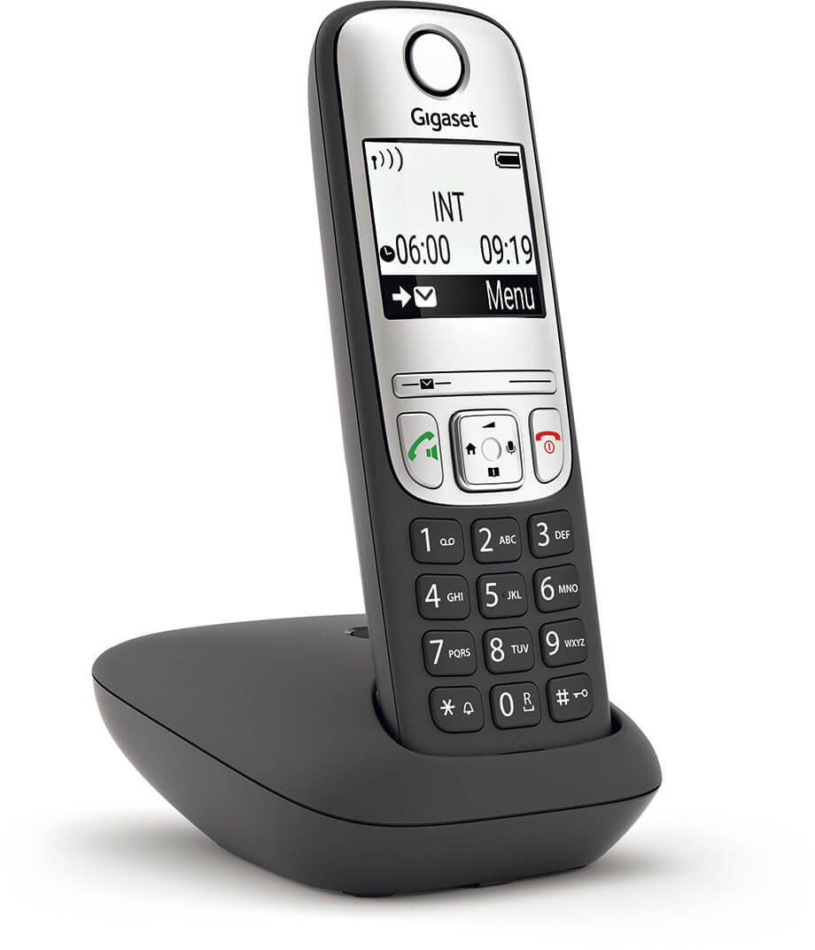 Fekete vezeték nélküli telefon kijelzővel, amely időt és menüpontokat mutat.