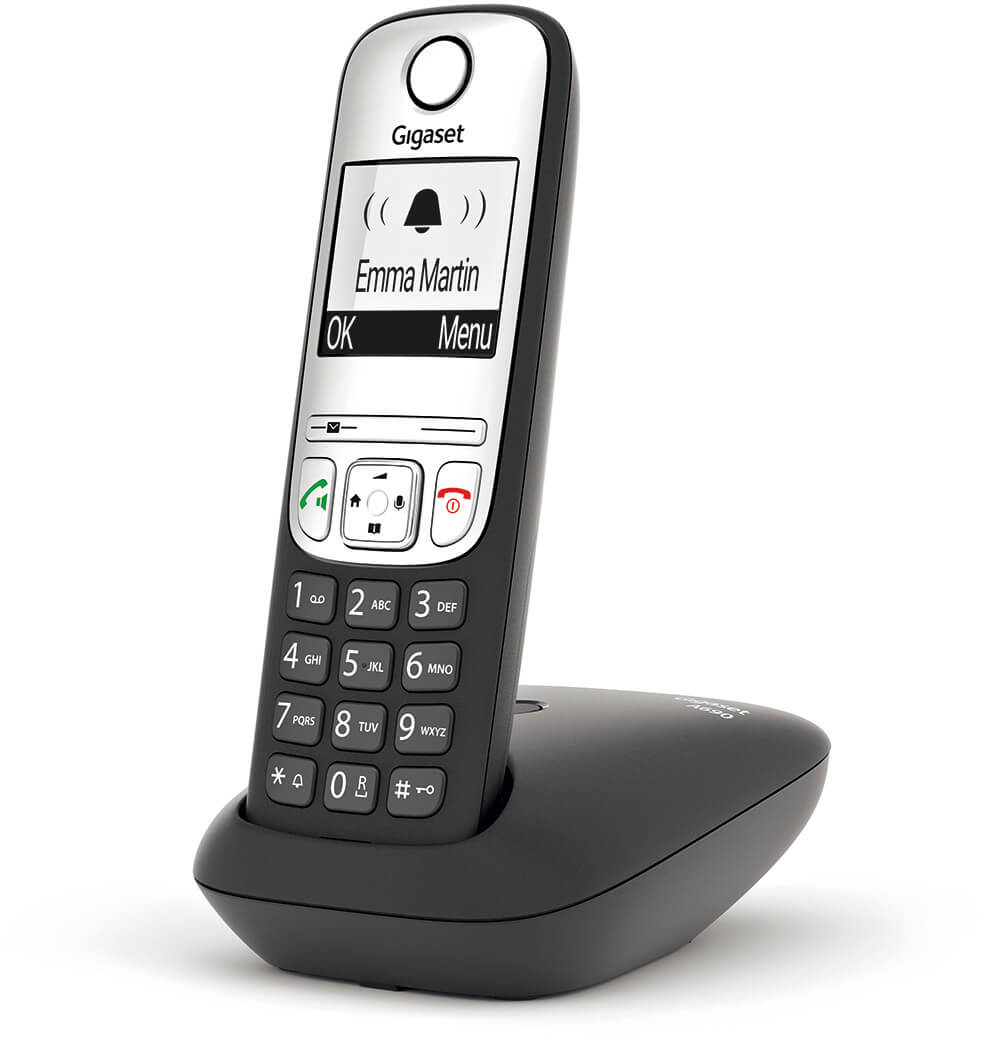 Egy fekete Gigaset vezeték nélküli telefon, a kijelzőjén egy névjeggyel és egy bázisállomással.
