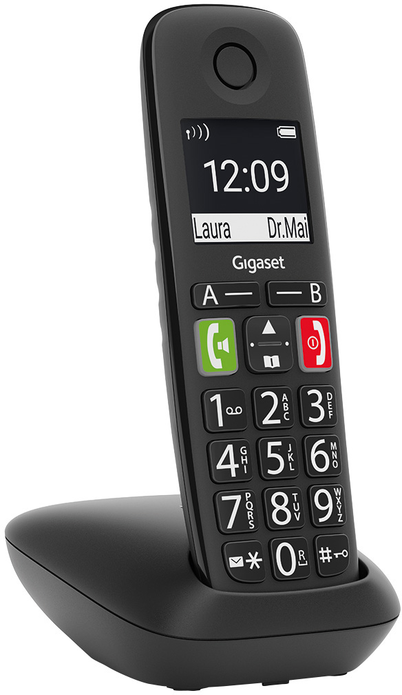 Egy fekete Gigaset vezeték nélküli telefon a töltőállomásán. A kijelző mutatja az időt és a hívóazonosítót.