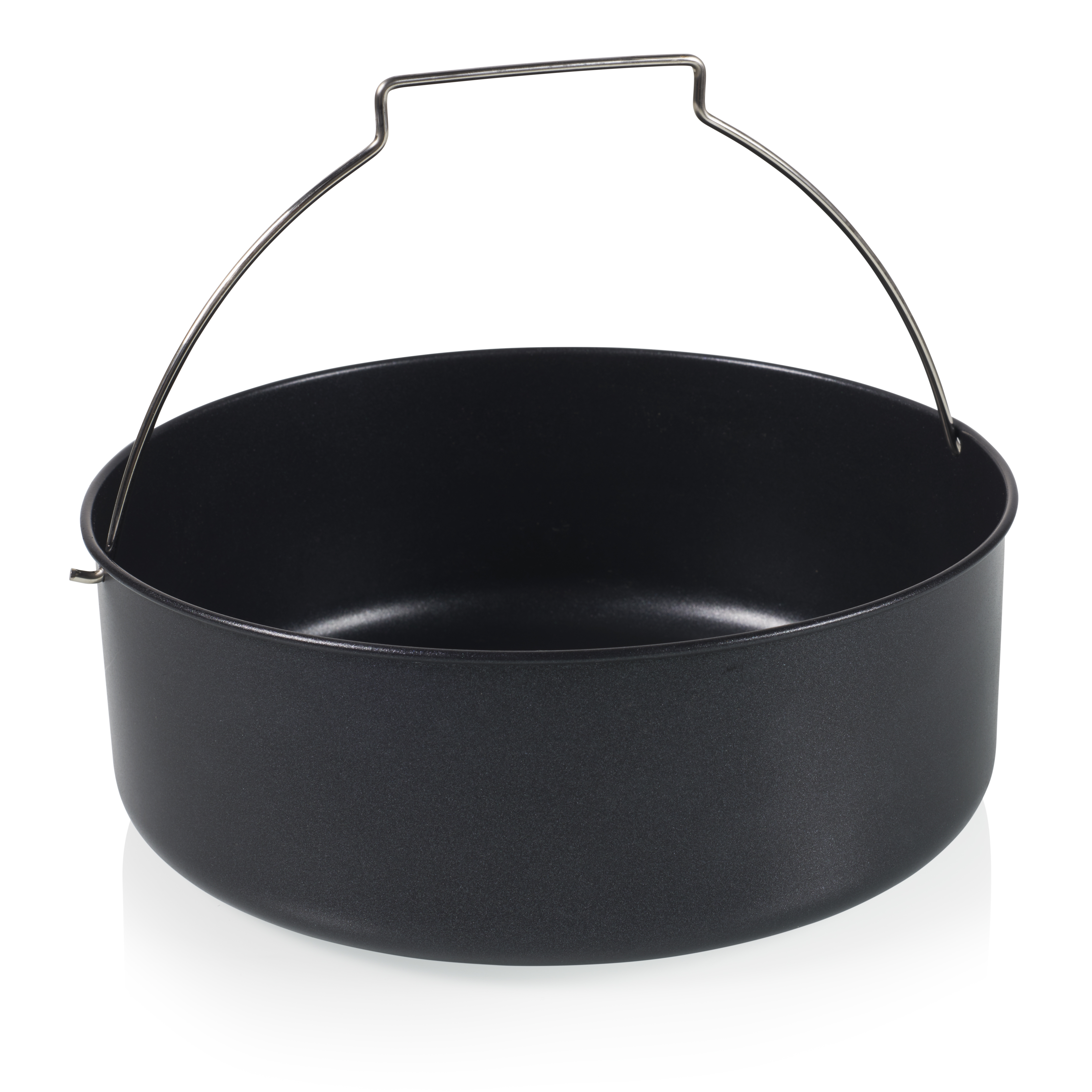 Ein schwarzer Airfryer-Korb mit einem silbernen Griff.