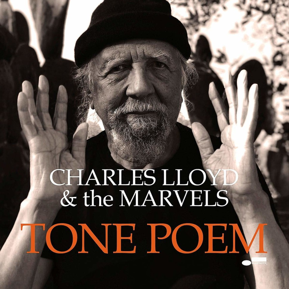 Album borító: Charles Lloyd & the Marvels, 'Tone Poem', fekete-fehér fotóval.