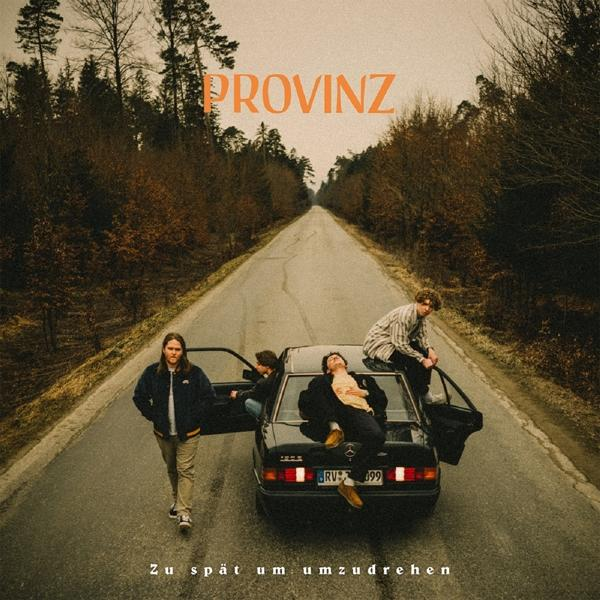 Albumcover mit der Band Provinz auf einem Auto auf einer Straße, 'Zu spät um umzudrehen'.