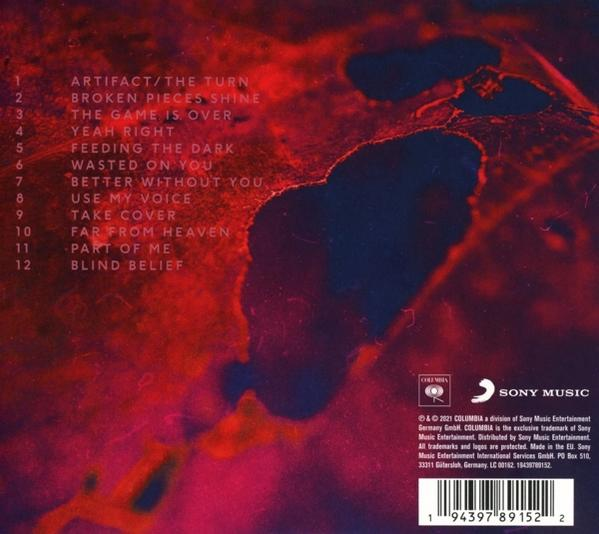 Egy CD borítójának hátoldala piros háttérrel és fehér szöveggel. Tartalmazza a számlistát.