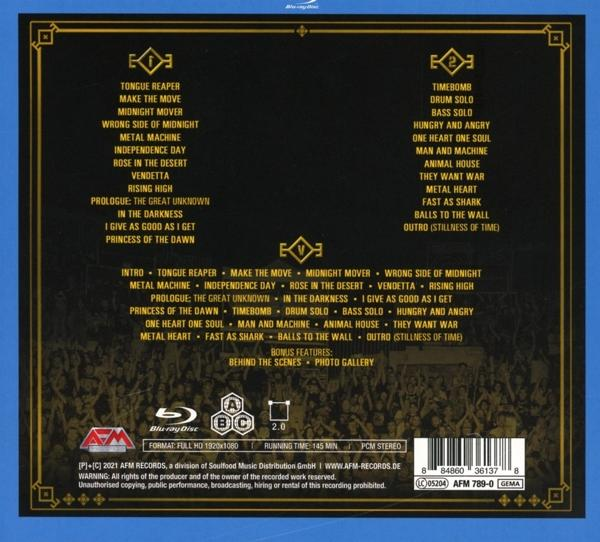 Album-Rückseite mit Titellisten in weißem Text auf blauem Hintergrund. Enthält ein Blu-ray Disc-Logo.