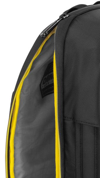 Una bolsa negra con una cremallera amarilla está parcialmente desabrochada, revelando un interior gris.