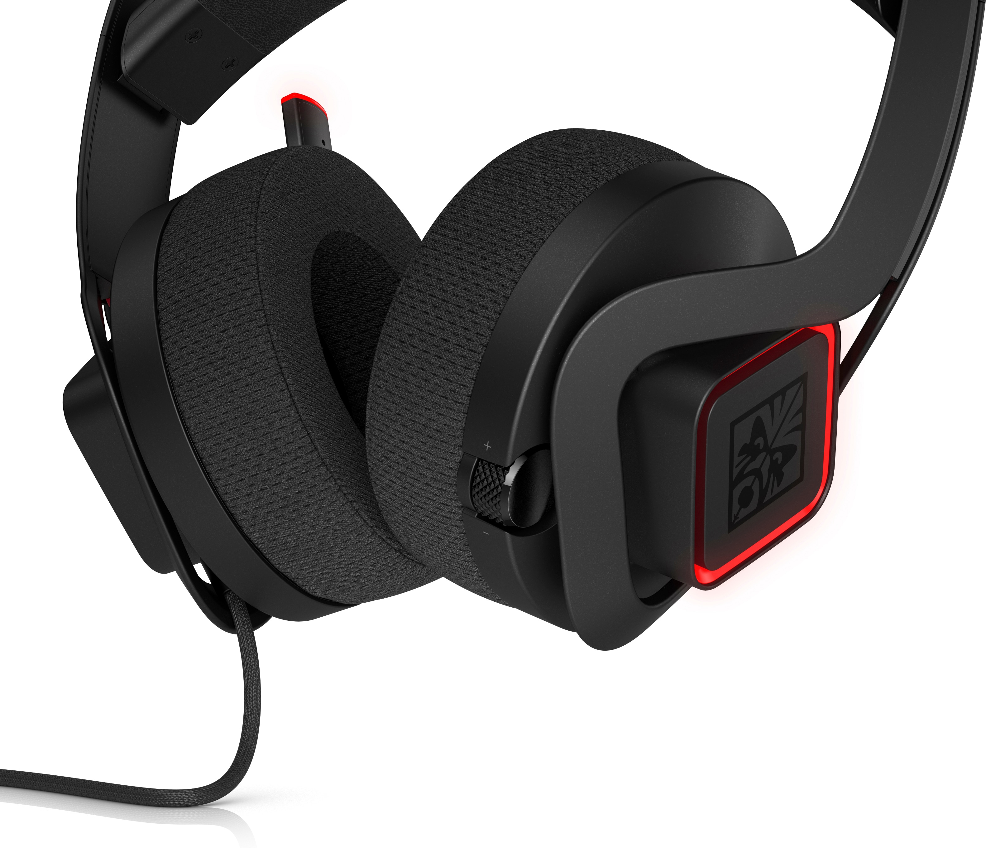 Primer plano de unos auriculares para juegos negros y rojos, que muestran el auricular y el micrófono.