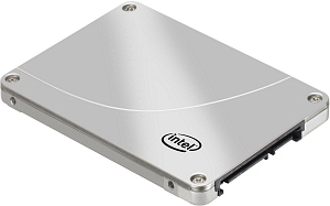 Unidad SSD plateada. Logotipo de Intel. Forma rectangular con cuatro orificios para tornillos.