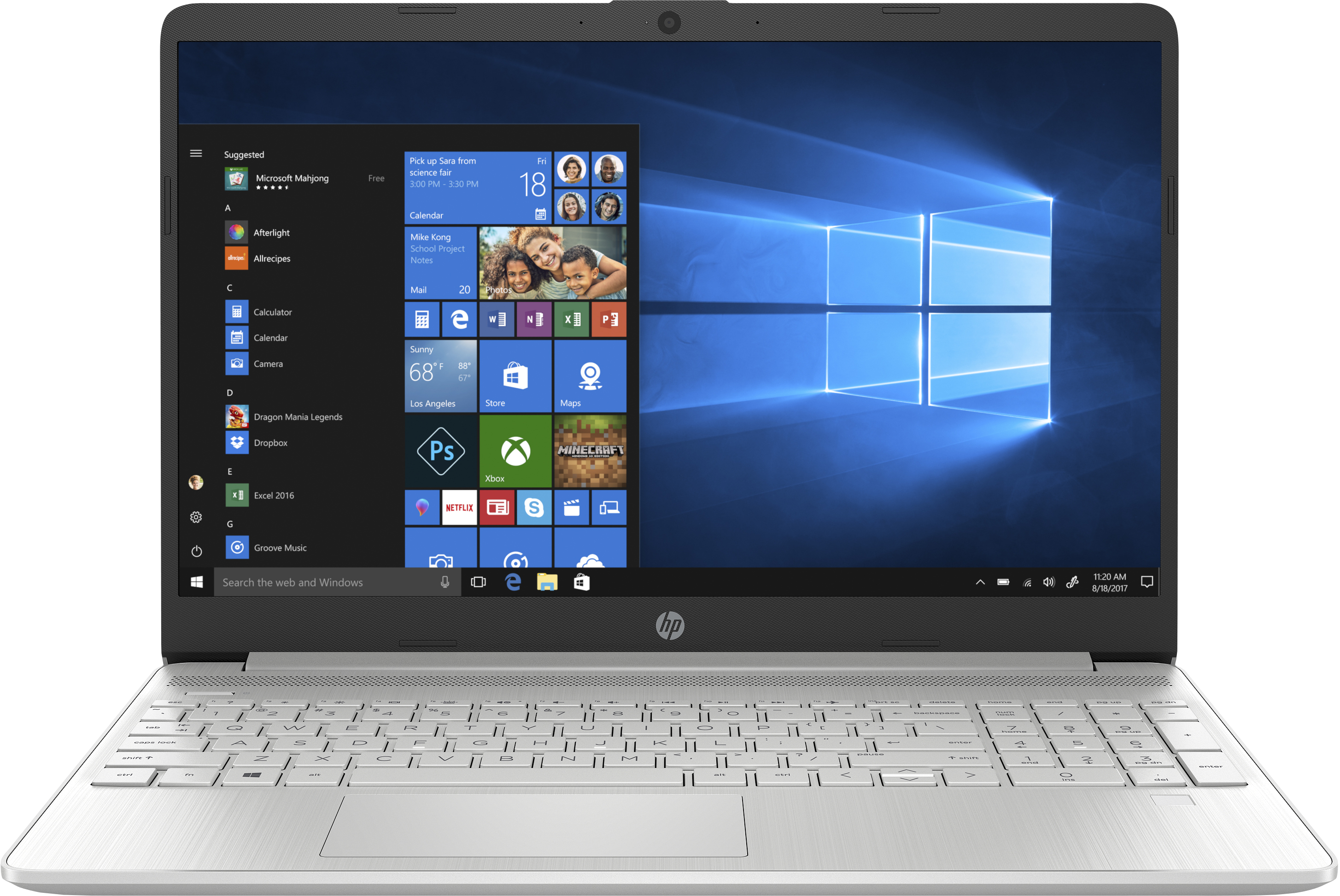 Una computadora portátil HP plateada con la interfaz de Windows 10 en la pantalla, abierta sobre una superficie blanca.