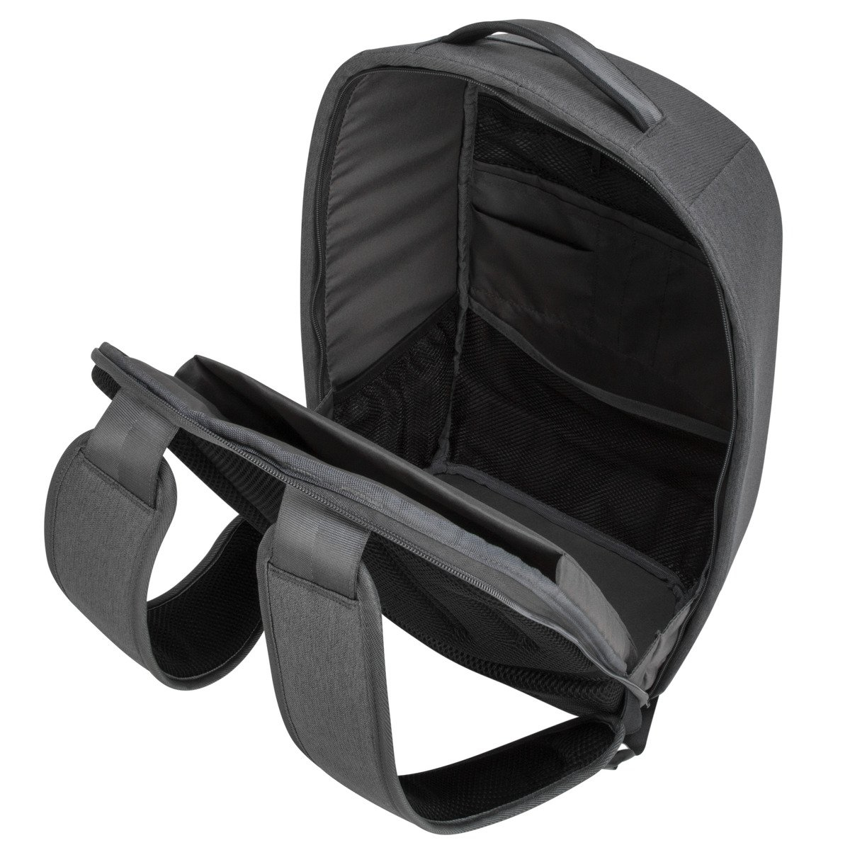 Mochila gris oscuro abierta, mostrando compartimentos. Correas de hombro visibles.