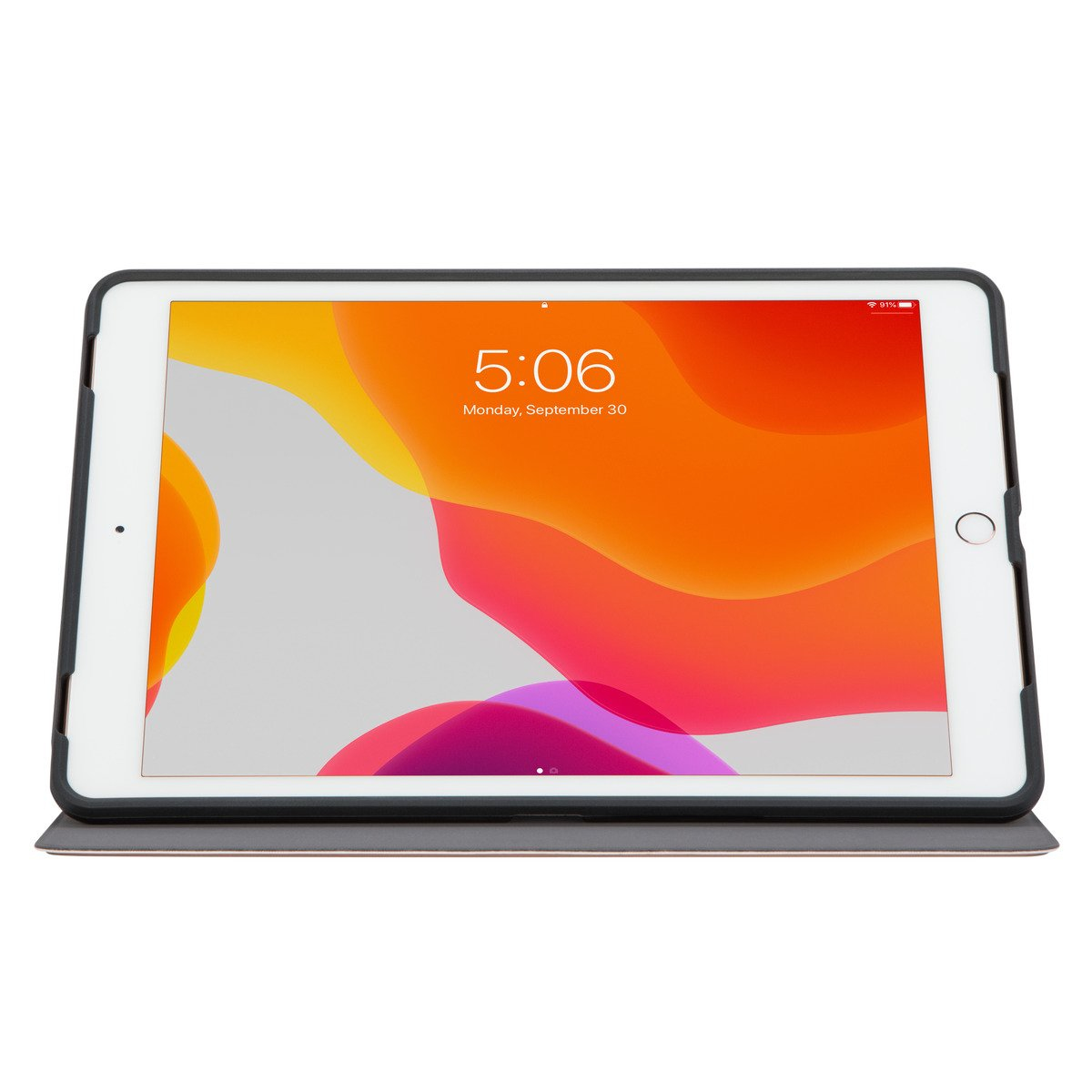 iPad en una funda, mostrando la hora y un fondo de pantalla colorido.