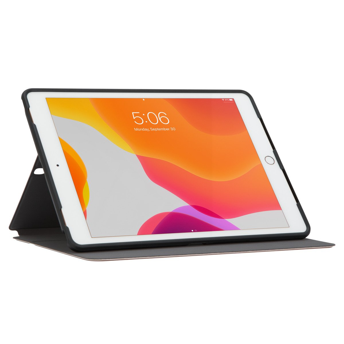 iPad en funda negra con soporte, mostrando una pantalla colorida.