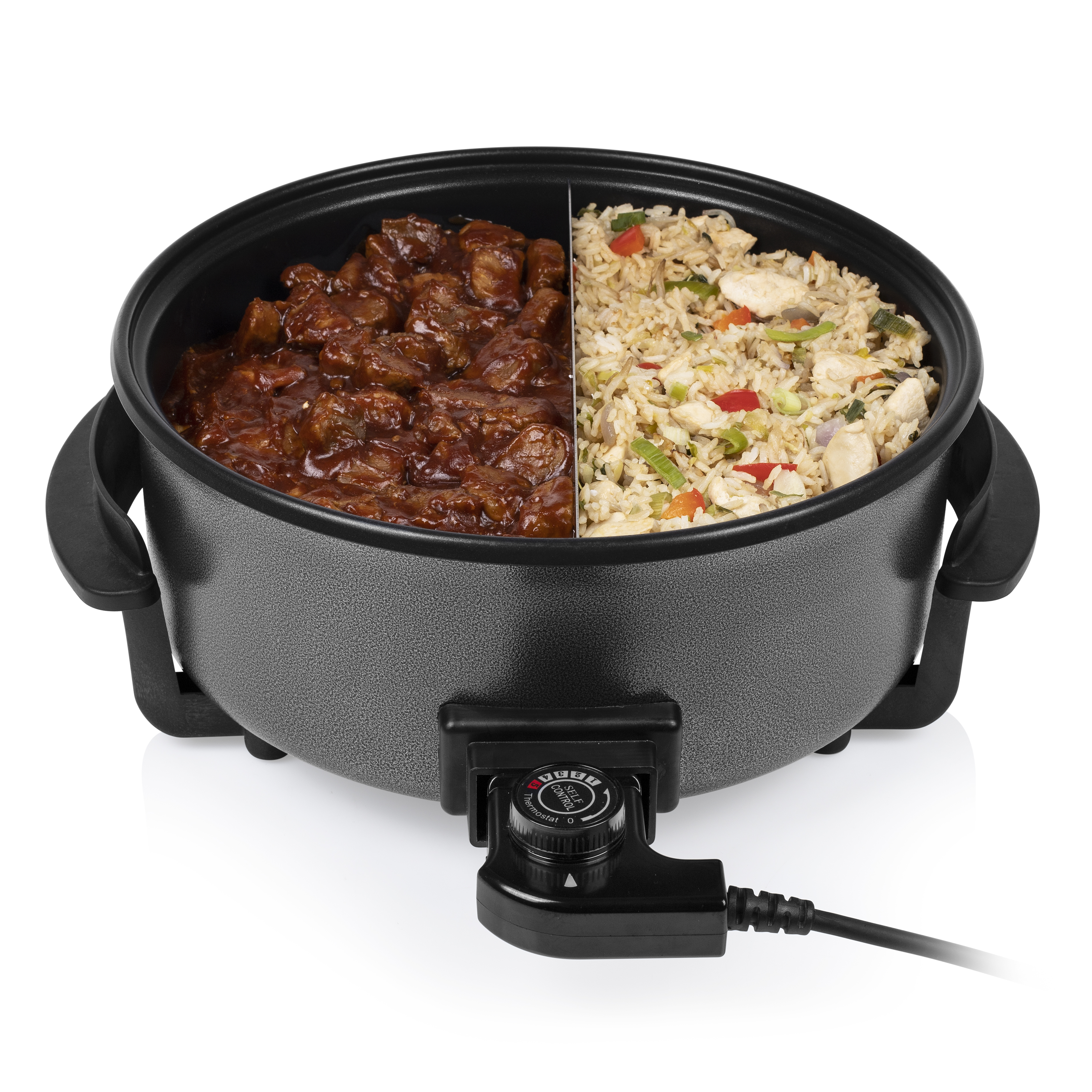 Sartén eléctrica negra con dos secciones de alimentos diferentes. Uno con carne y otro con arroz.