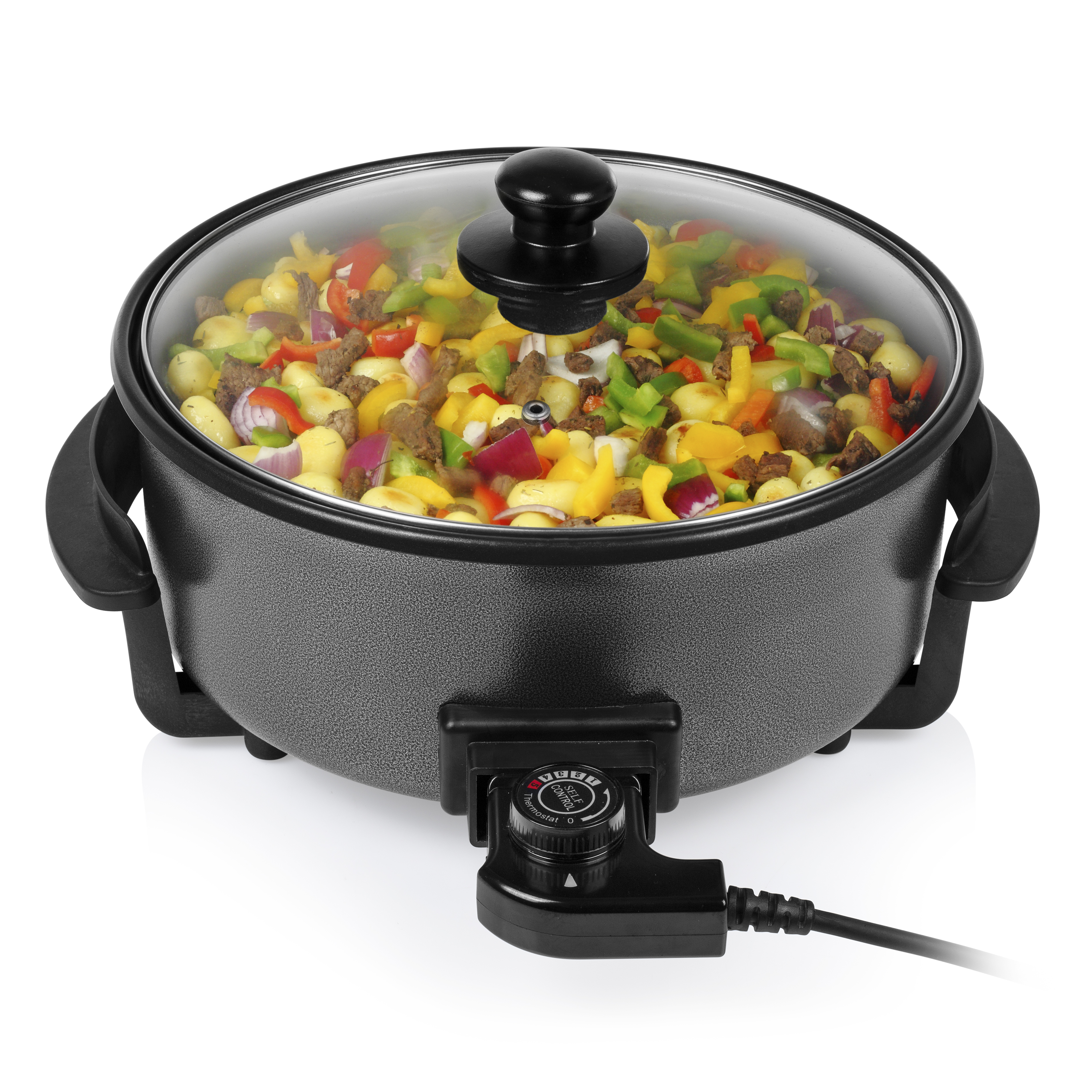 Sartén eléctrica negra con comida dentro, sobre fondo blanco.