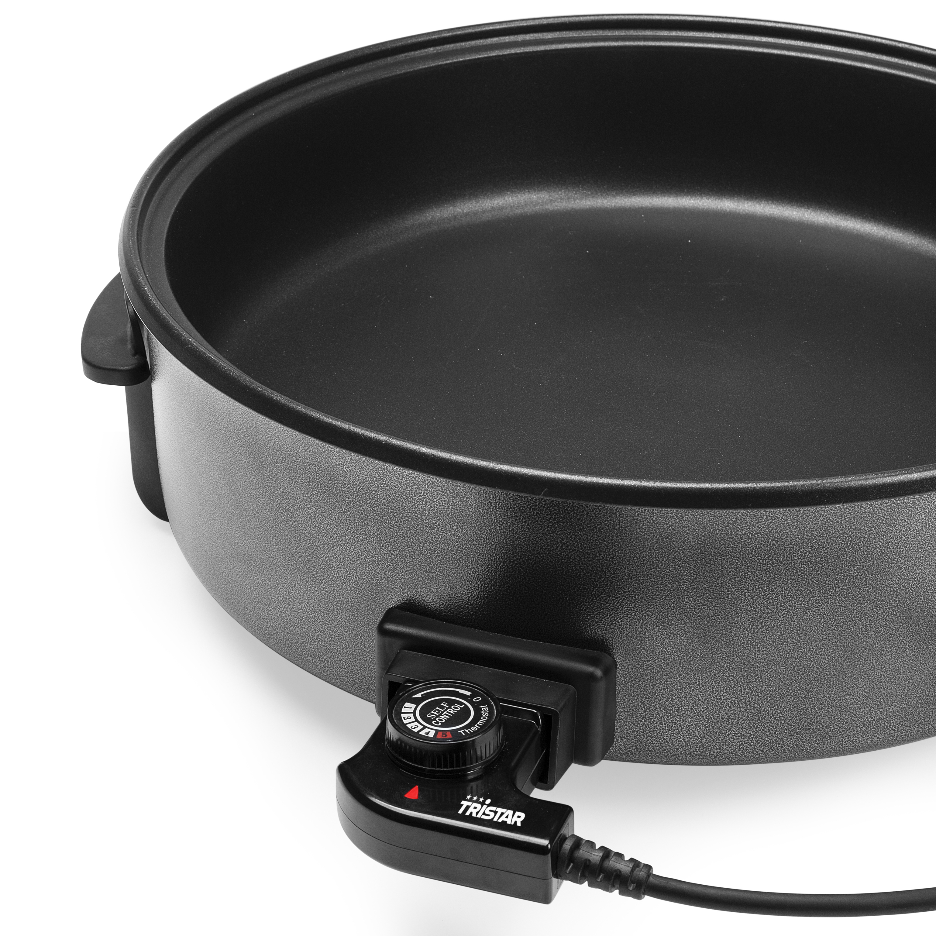 Primer plano de una sartén eléctrica negra con un dial de control de temperatura y un cable de alimentación.