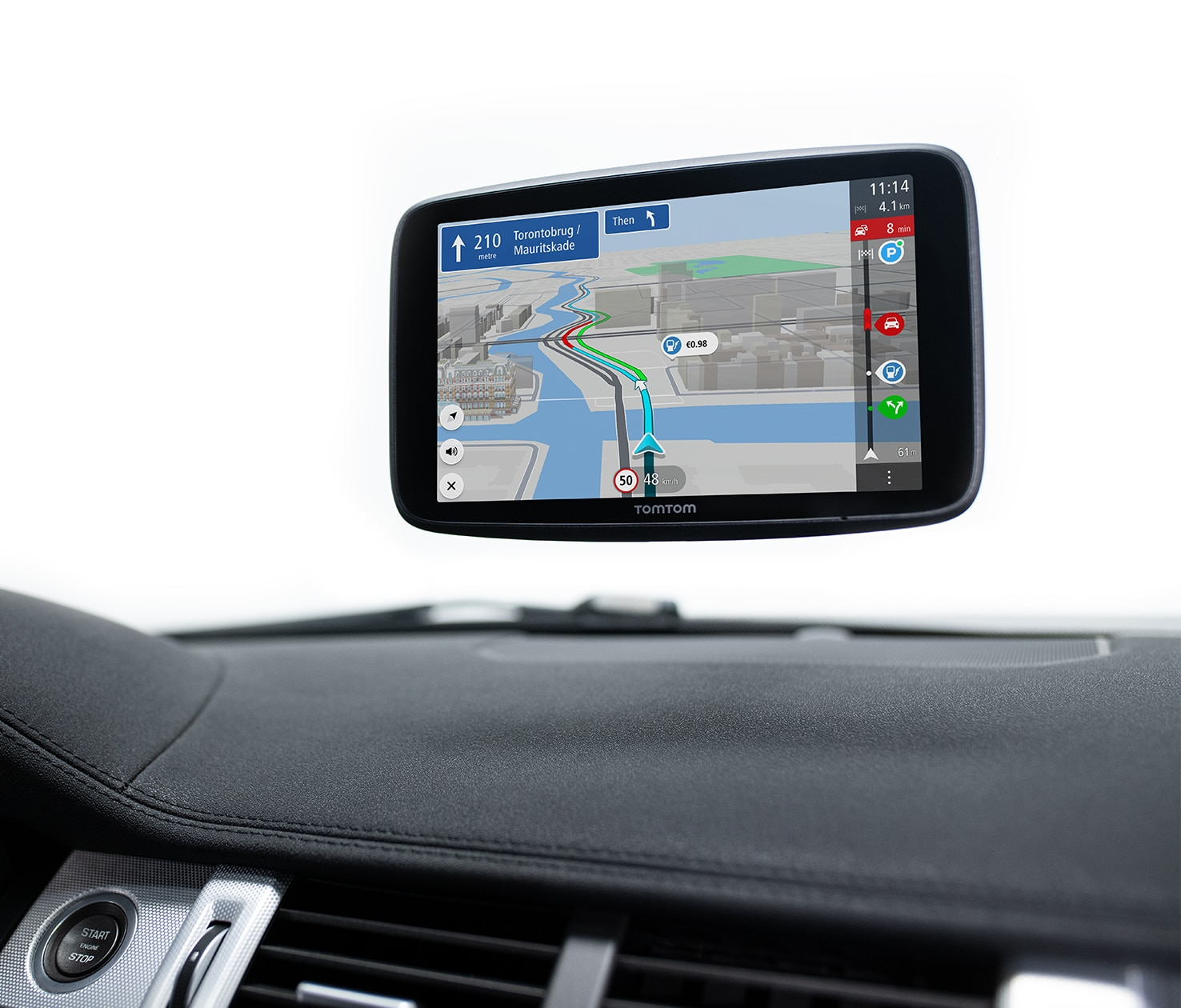 Ein Autointerieur mit einem GPS-Gerät, das eine Karte und Navigation zeigt, am Armaturenbrett montiert.