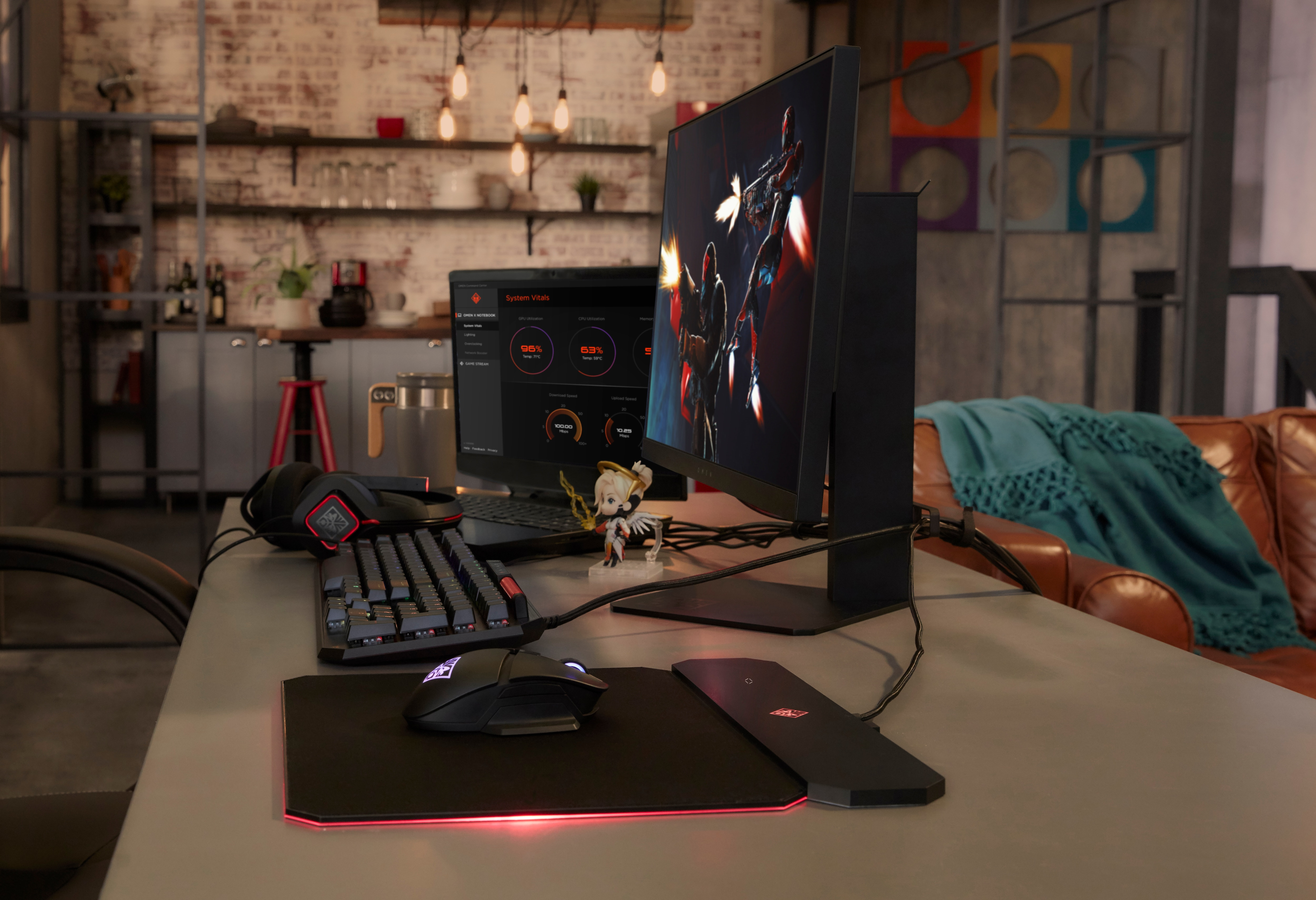 Una configuración de juego con ordenador, teclado, ratón y auriculares.