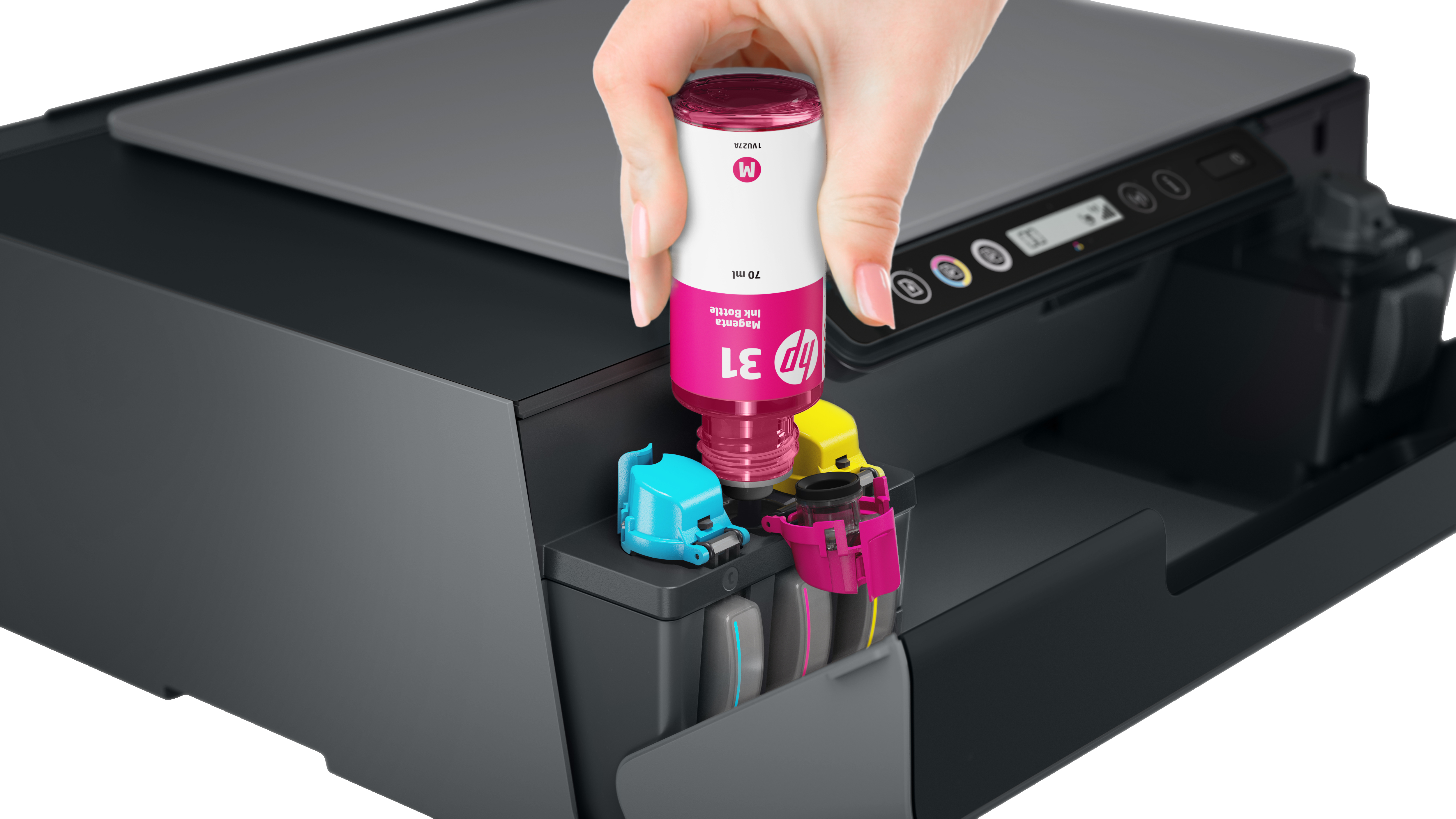 Persona insertando una botella de tinta magenta en la ranura de tinta de una impresora.