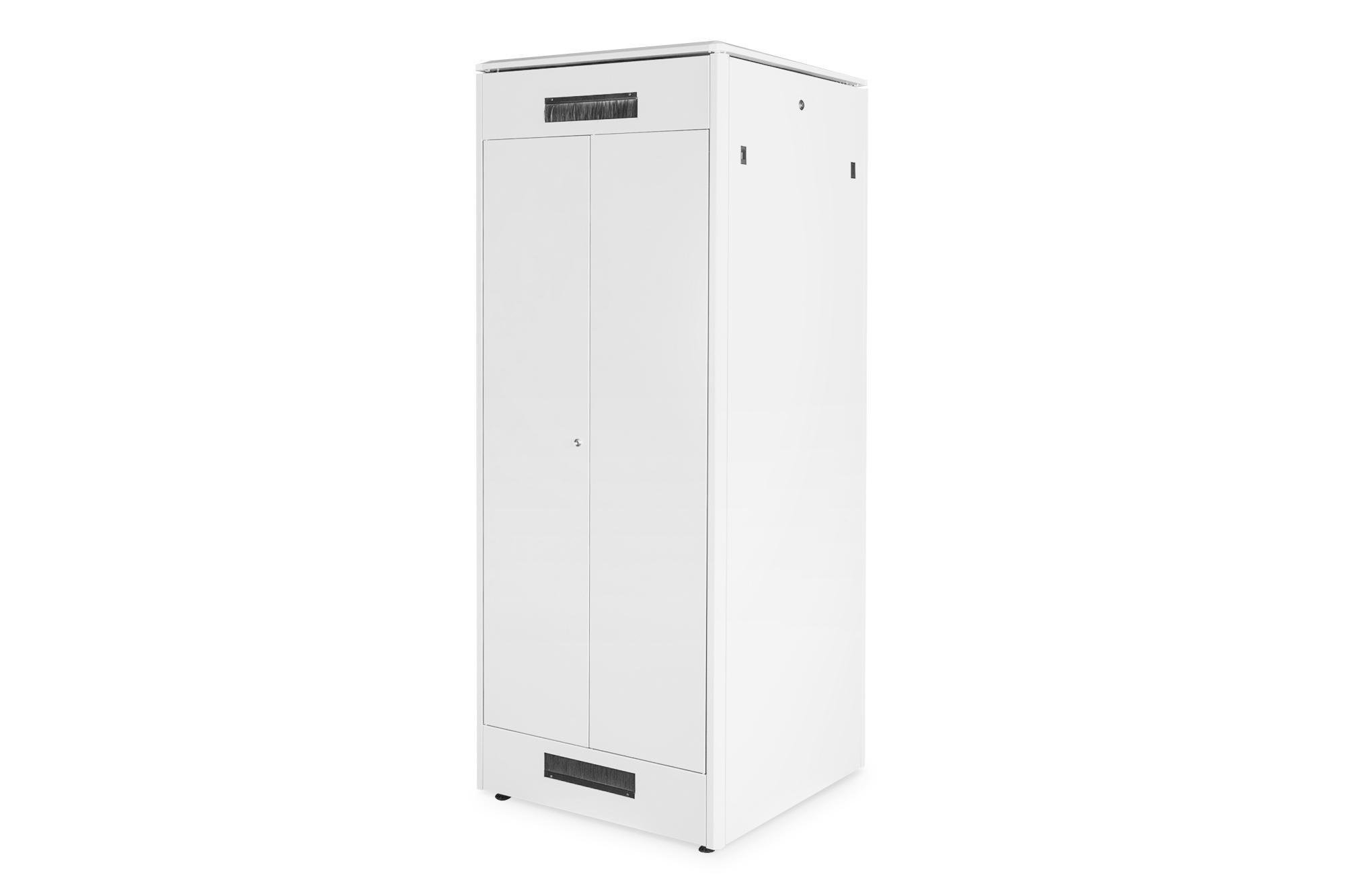 Ein hoher, weißer Schrank mit zwei Türen und Lüftungsschlitzen oben und unten.