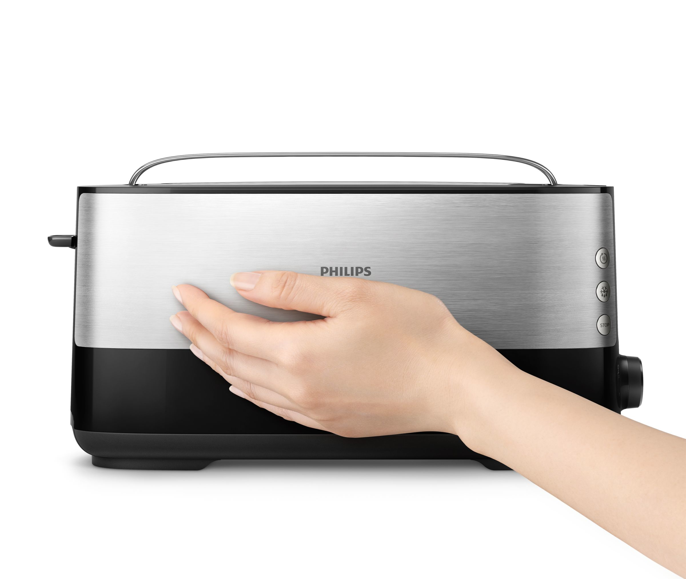 Mano tocando una tostadora Philips negra y plateada. Fondo blanco, vista frontal.