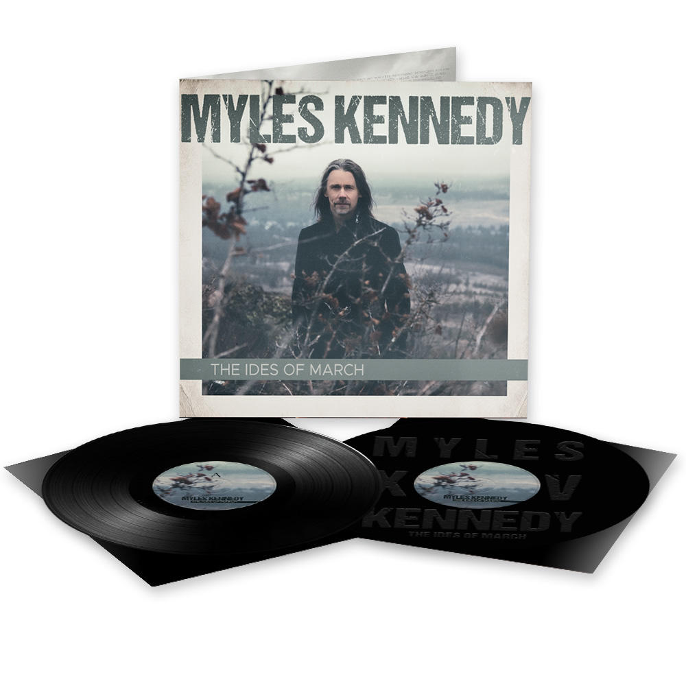 Zwei schwarze Schallplatten und eine CD-Hülle mit dem Titel 'MYLES KENNEDY' werden angezeigt.