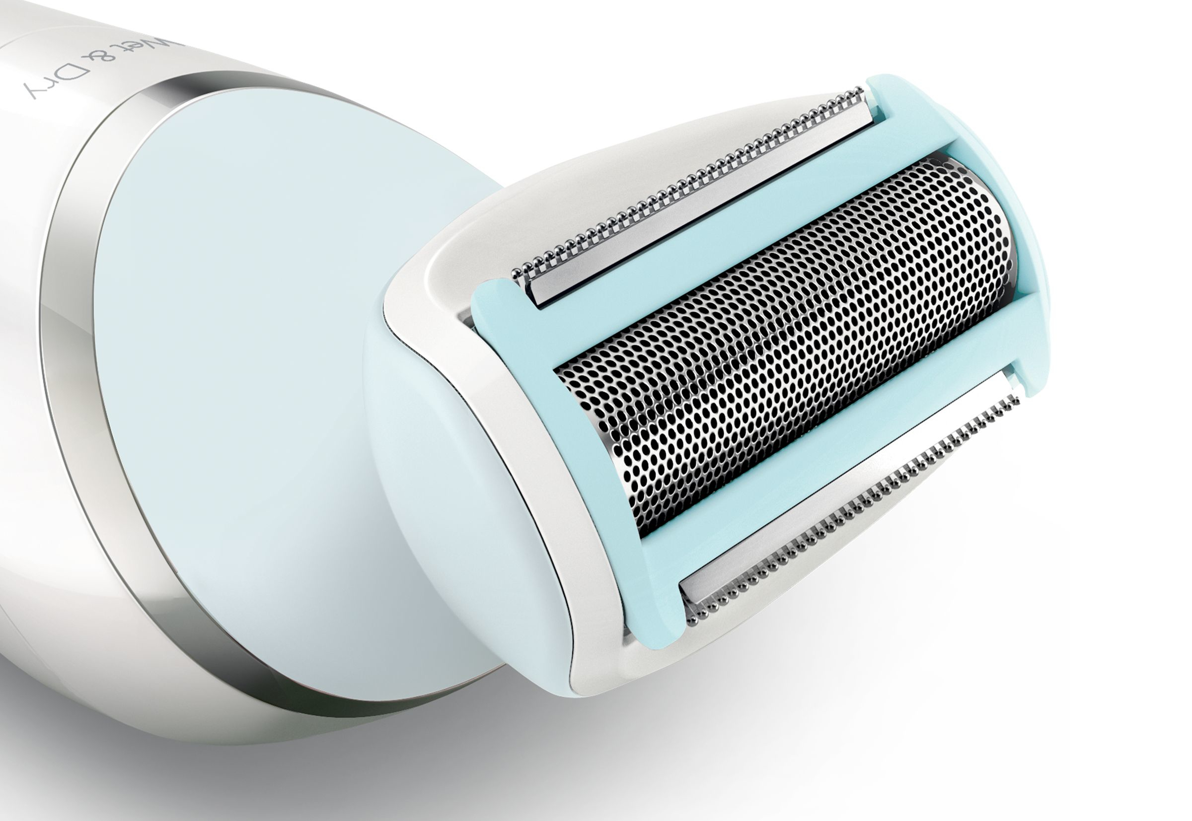 Primer plano del cabezal de una afeitadora eléctrica. Tiene tres cuchillas con marco azul claro.