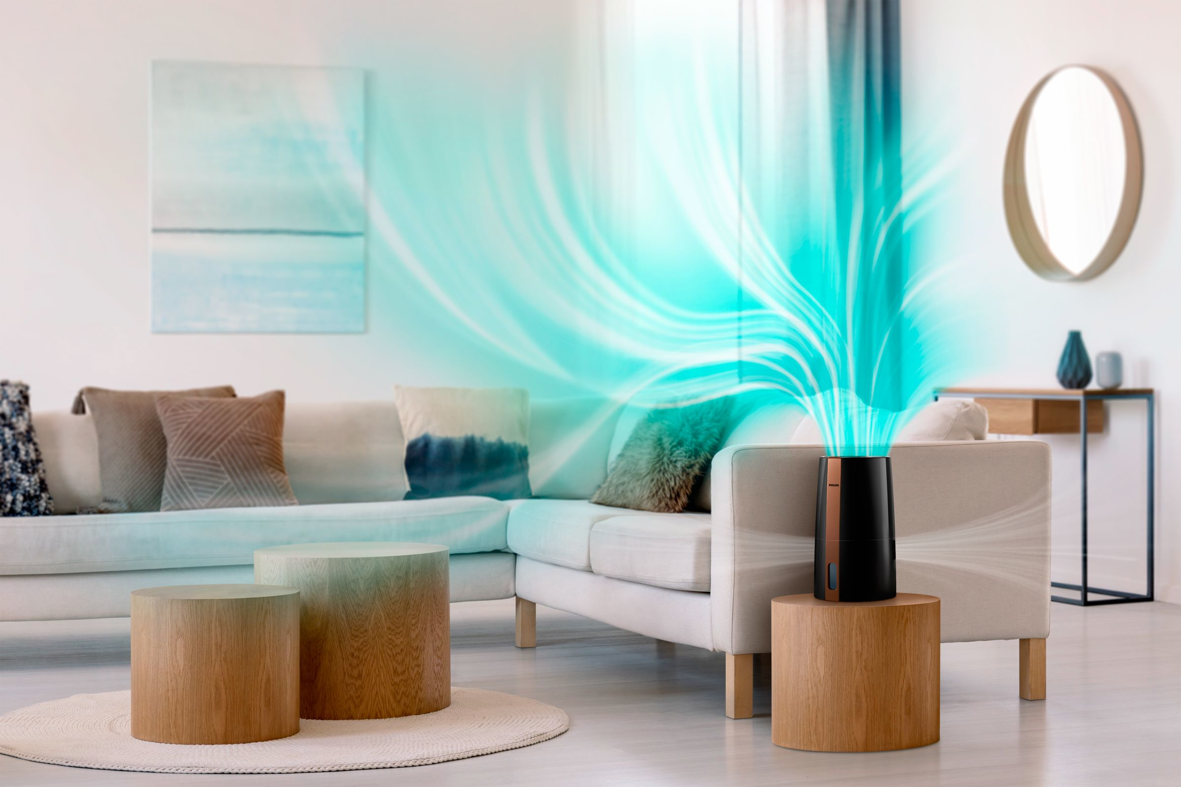 Ein Luftreiniger, der blaue Luftströme in einem Wohnzimmer mit weißem Sofa und Holztischen ausstößt.
