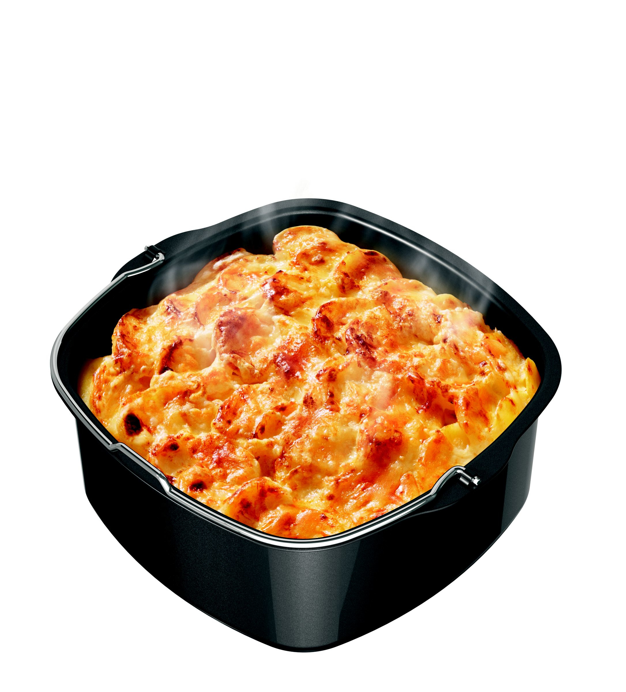 Essen in einem schwarzen Airfryer-Korb, das Essen ist braun und blubbert.