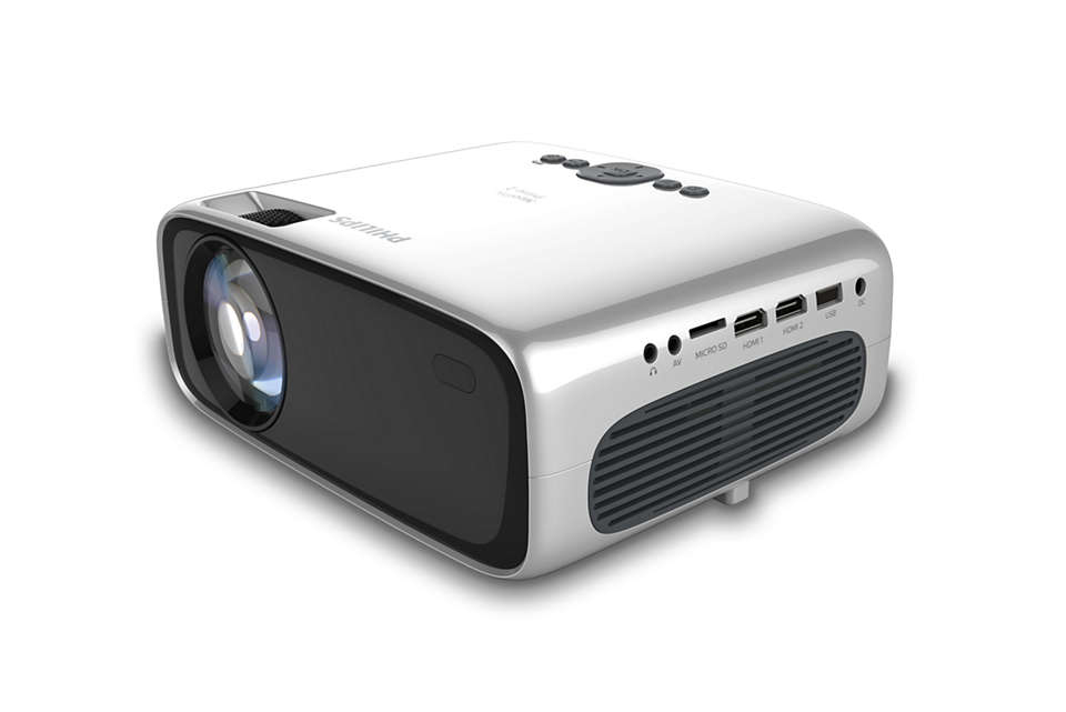 Proyector blanco con múltiples puertos en la parte trasera, en ángulo sobre una superficie blanca. Lentes negras son visibles.