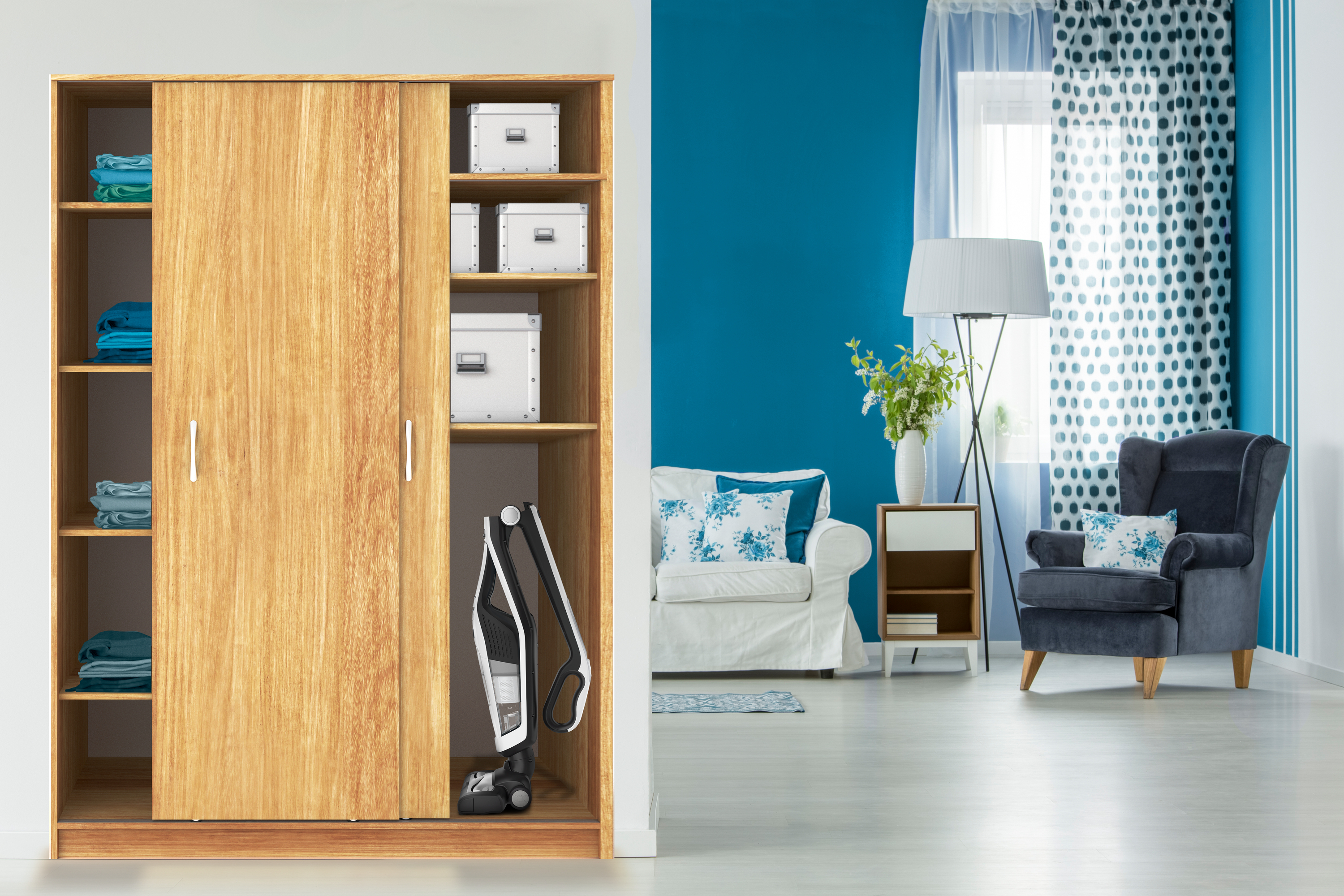 Ein Holzschrank mit Staubsauger, ein Wohnzimmer mit blauen Wänden.
