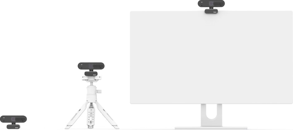 Webcam avec un trépied blanc, et deux autres webcams, une sur un moniteur, l'autre petite.