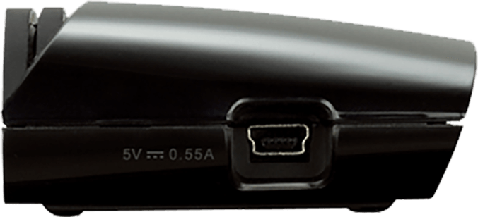 Egy eszköz oldalának közelképe USB-porttal, feszültség- és áramerősség-adatokkal.