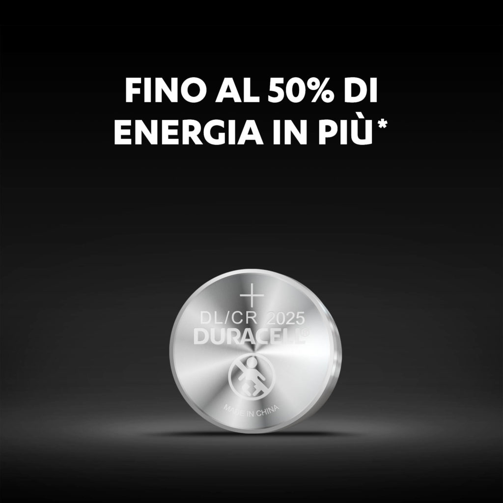Görselde 'FINO AL 50% DI ENERGIA IN PIÙ' yazılı bir Duracell madeni pil görülüyor. Siyah arka plan üzerinde gümüş pil.