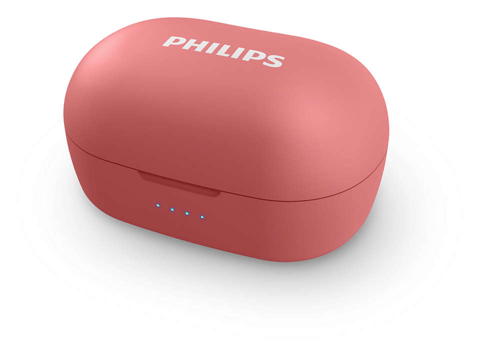 Beyaz bir arka plan üzerinde üç mavi gösterge ışığına sahip pembe Philips kulaklık şarj kutusu.
