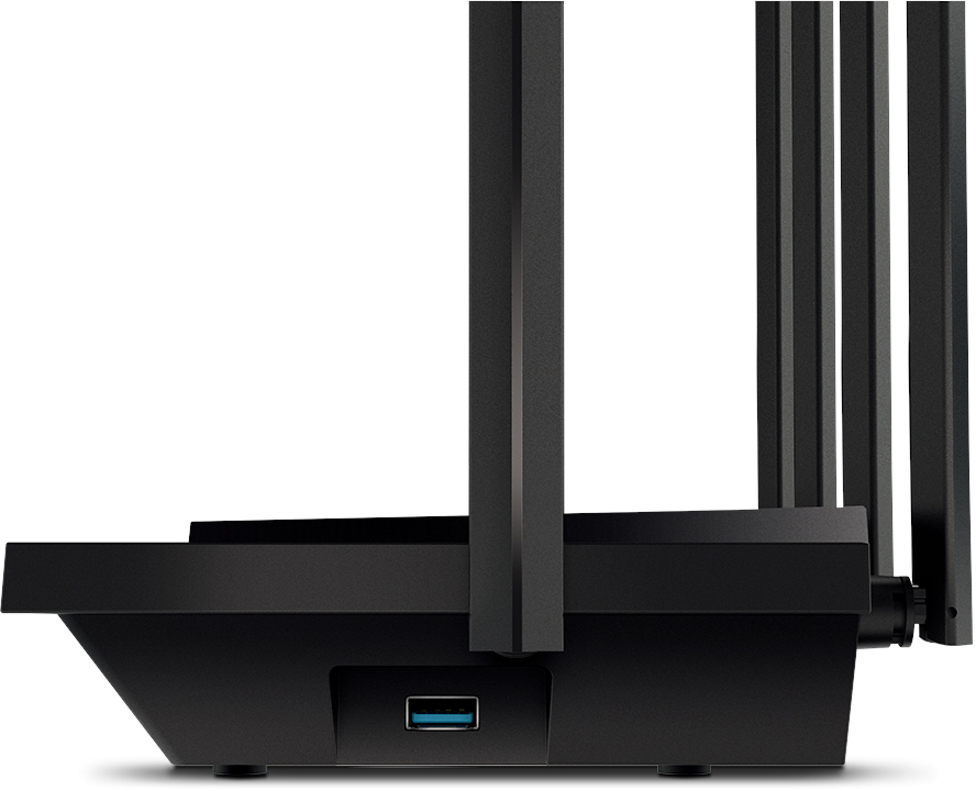 Egy fekete router antennákkal és USB-porttal, alulról nézve.