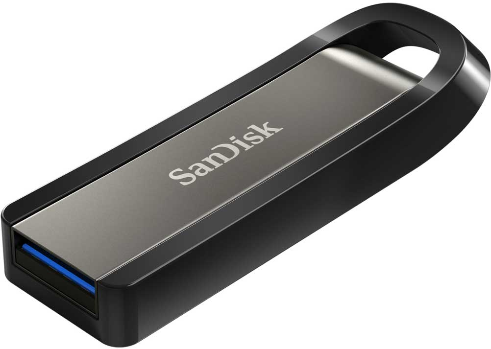 Clé USB Sandisk argent et noir avec connecteur bleu.