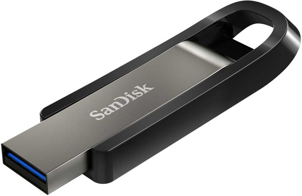 Une clé USB Sandisk, noire et argentée.