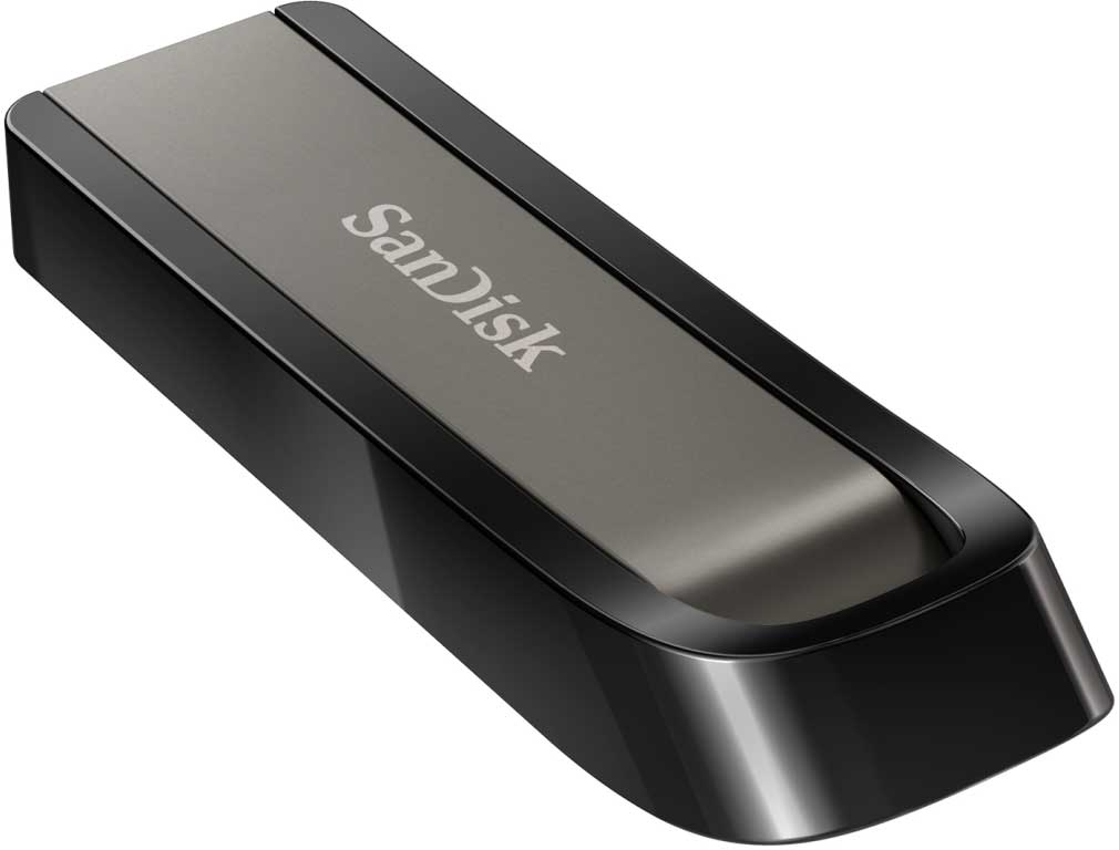 Clé USB SanDisk noire et grise. Le mot 'SanDisk' est imprimé en haut, vue en angle.