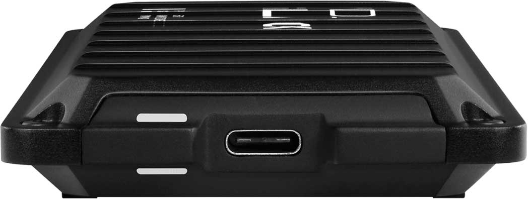Appareil noir avec port USB-C et surface texturée. Le fond est uni.