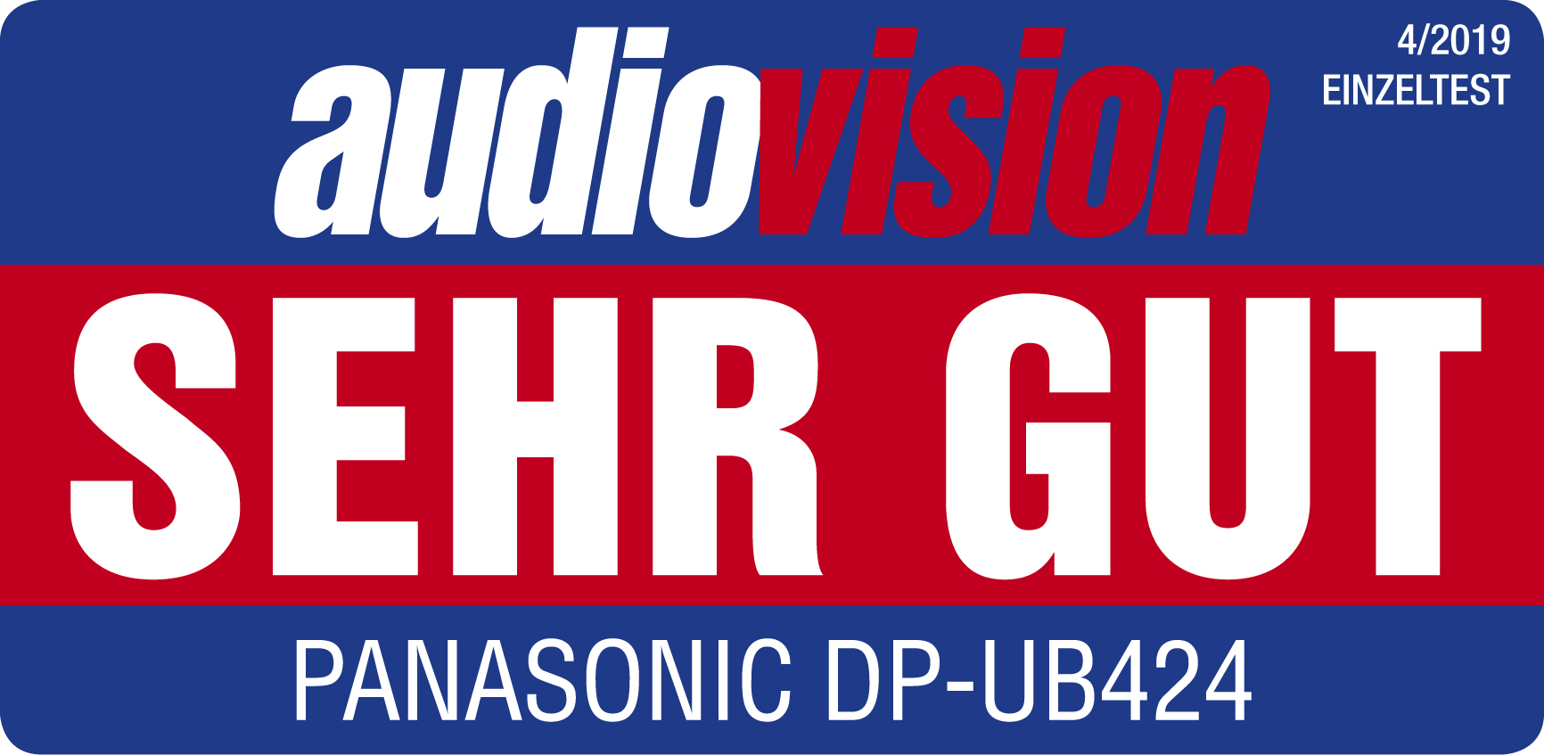 Das Bild ist eine Rezension für den Panasonic DP-UB424. Es zeigt den Text "SEHR GUT" in großen weißen Buchstaben auf rotem Grund.