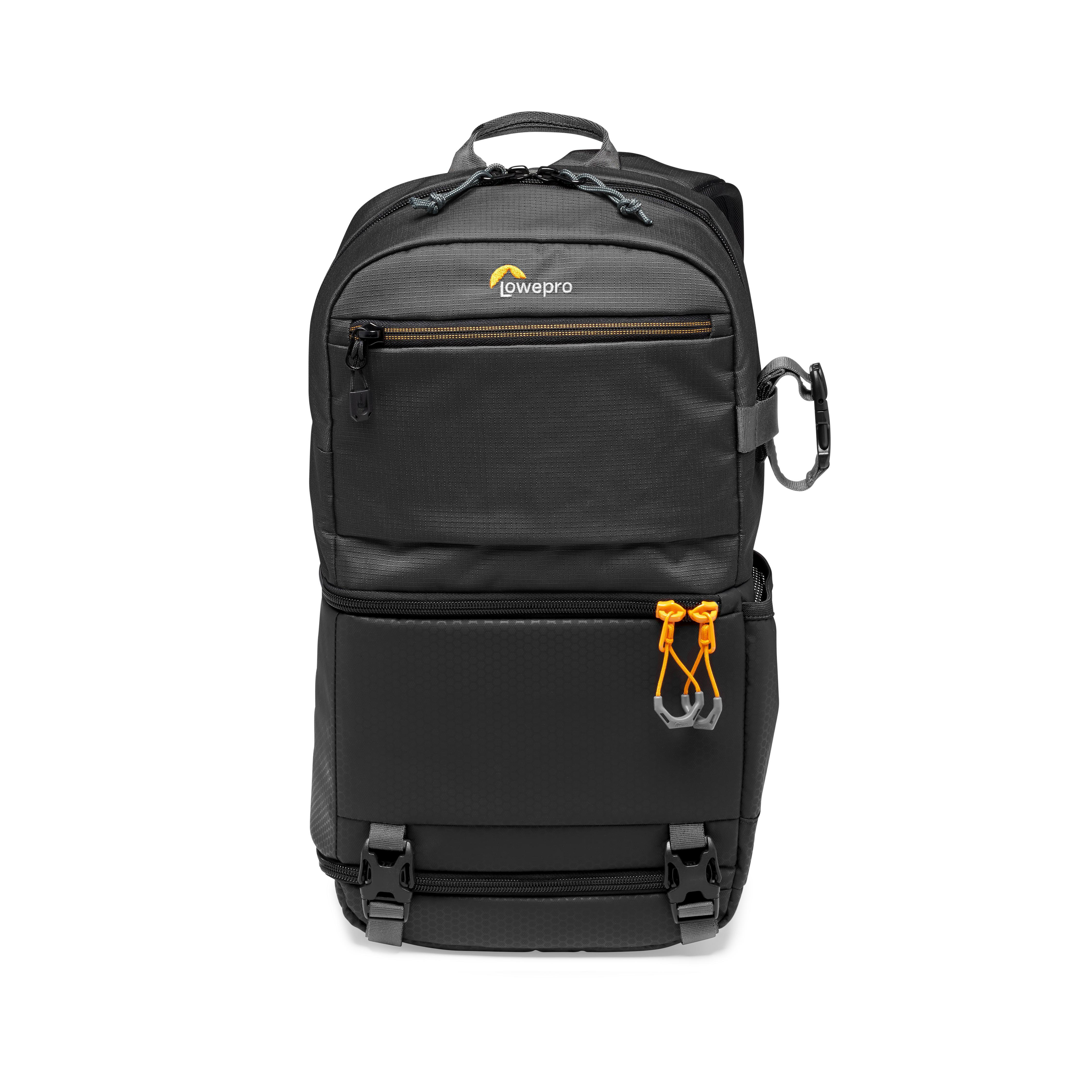 Ein schwarzer und grauer Rucksack mit orangefarbenen und grauen Details.