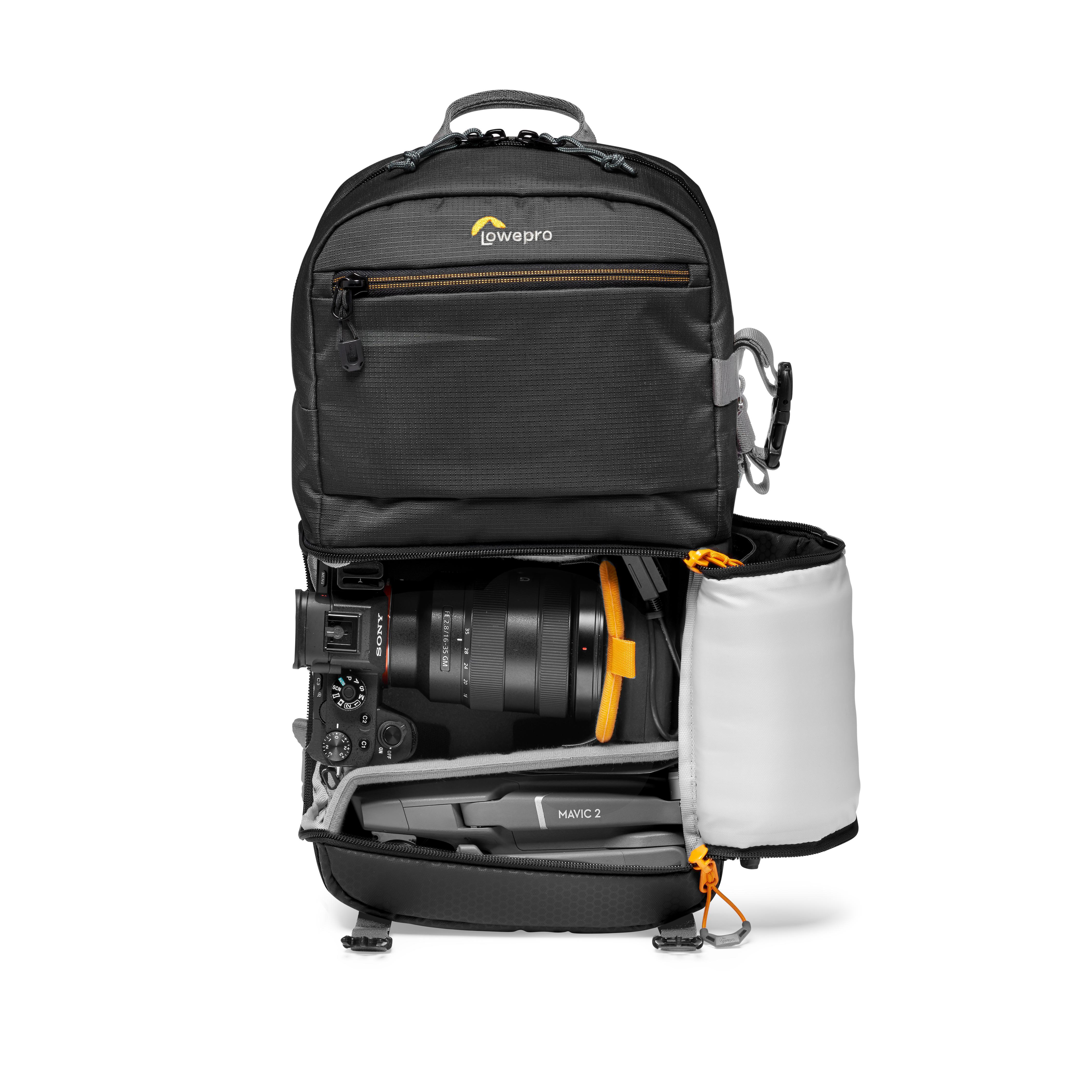Kamera-Rucksack mit Gegenständen, darunter Kamera, Objektiv und Drohne.