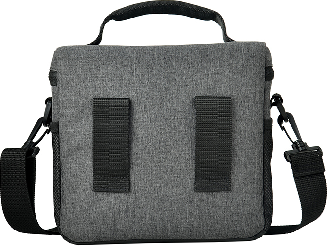 Un sac d'appareil photo gris avec des sangles et une poignée de transport noires.