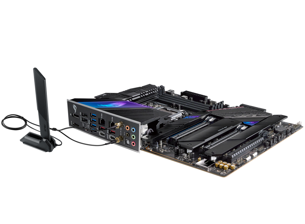 Ein schwarzes und silbernes Motherboard mit Antenne, auf weißem Hintergrund. Verschiedene Anschlüsse und Komponenten sind sichtbar.