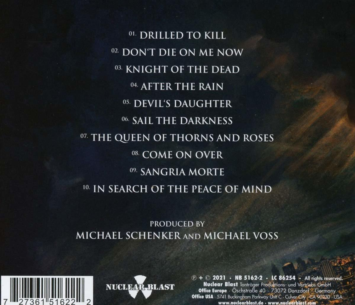 Egy CD hátlapja, a dalok listájával, a művész nevével, az album címével és a kiadó logójával.