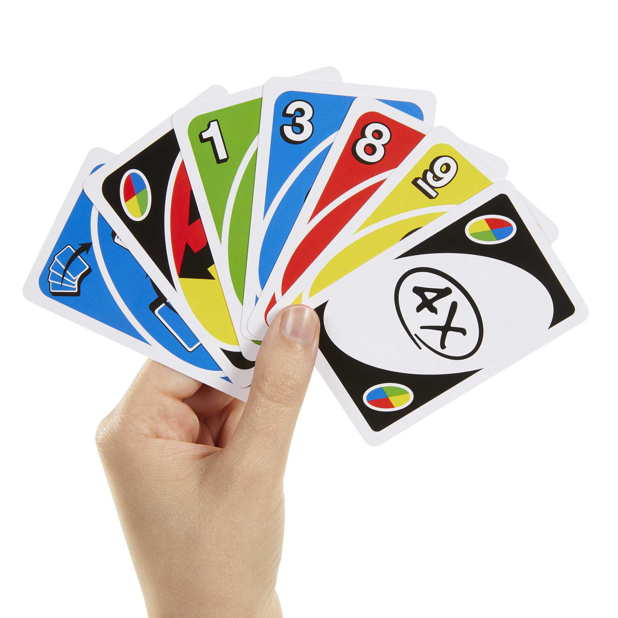Hand hält einen Fächer von Uno-Spielkarten. Karten haben Zahlen und Farben.