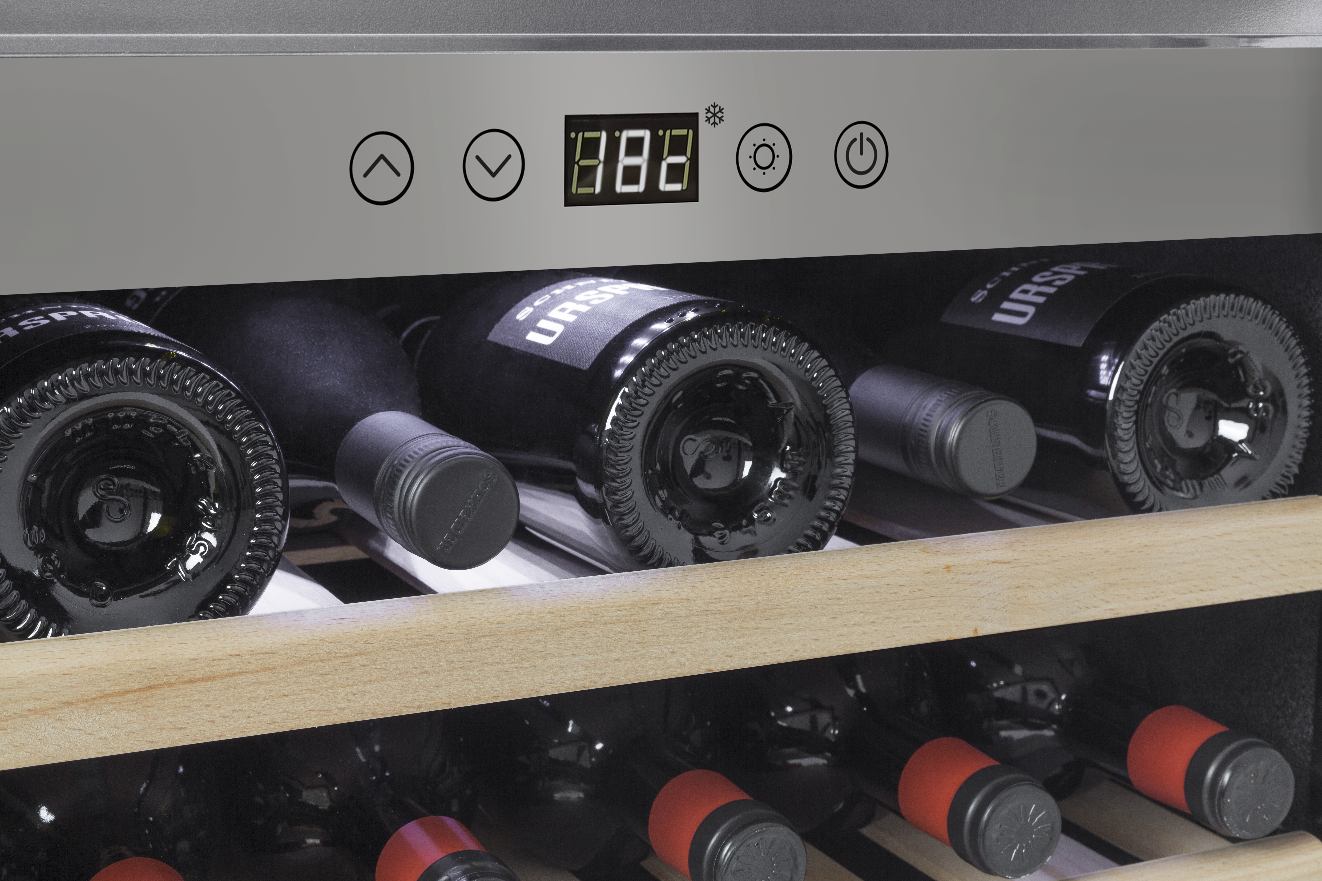 Weinkühler mit Flaschen im Inneren. Ein digitales Display zeigt die Temperatur an. Holzregale.