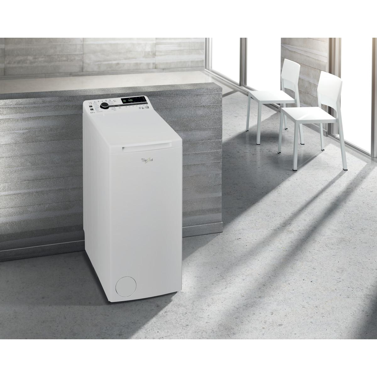 Egy fehér Whirlpool mosógép egy modern szobában áll.