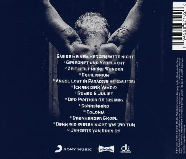 Hände halten ein Buch, Text sichtbar. Dunkelblauer Hintergrund. Musikalbum-Cover.