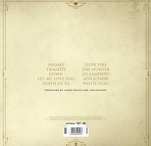 Albumcover mit Songtiteln auf beigem Hintergrund. Die Namen der Künstler stehen unten.