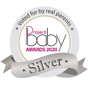 Ein silbernes Project Baby Awards 2020-Abzeichen mit einem Band mit der Aufschrift 'Silber'.